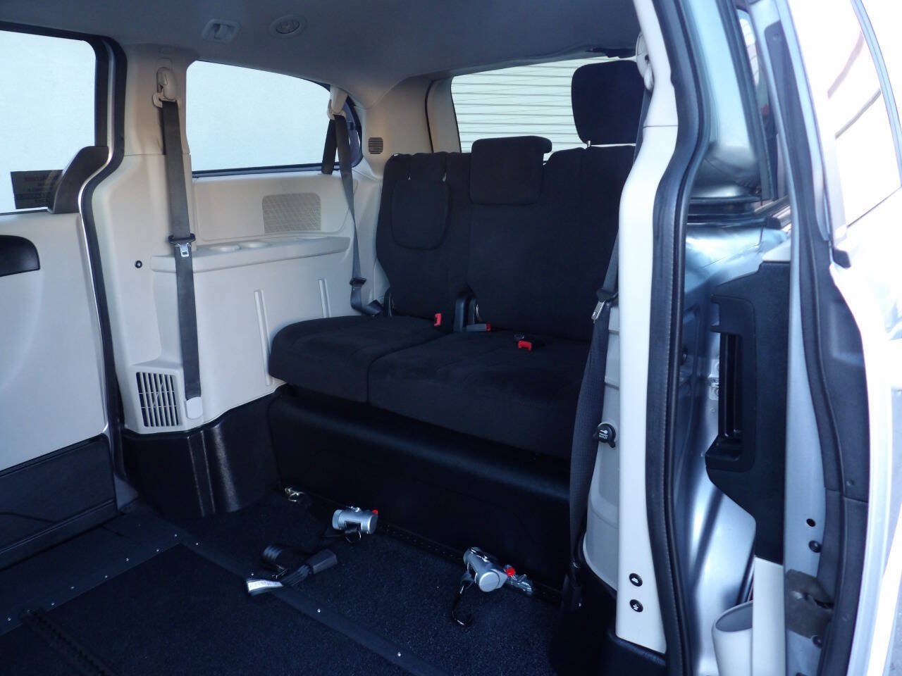 Used 2013 Dodge Grand Caravan SXT FWD image 8