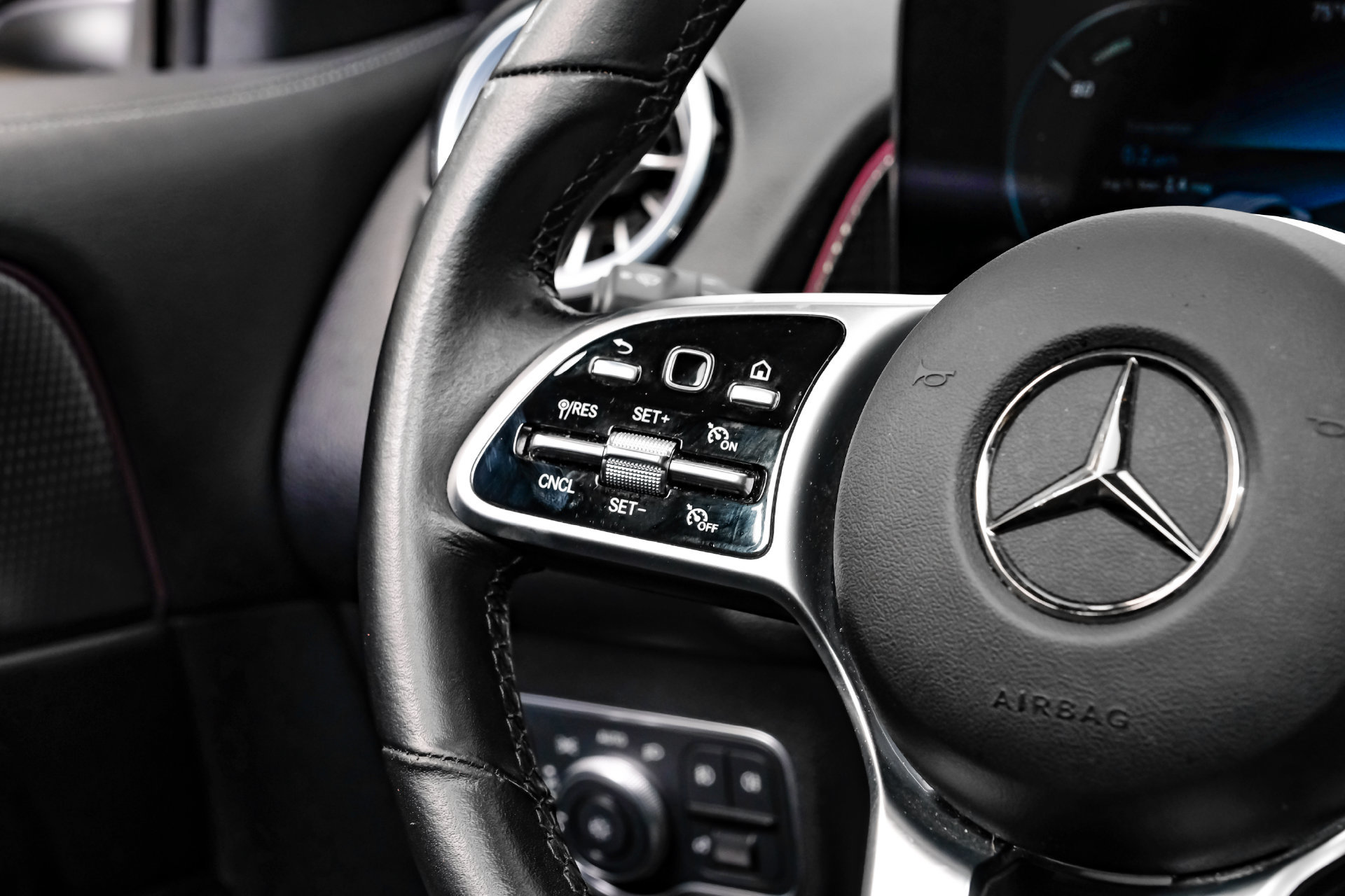 Used 2023 Mercedes-Benz GLB 250 w/ Premium Package image 21