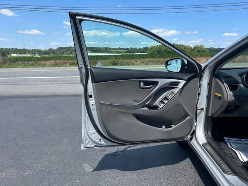 Used 2015 Hyundai Elantra Limited image 21