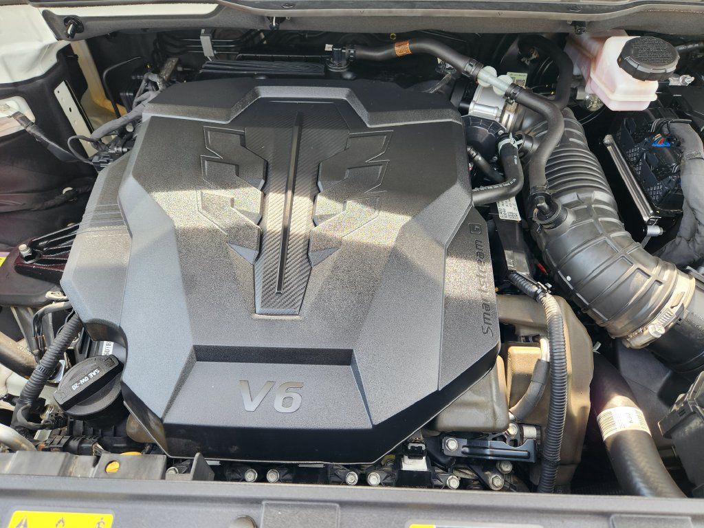 Used 2025 Kia Carnival FWD image 31