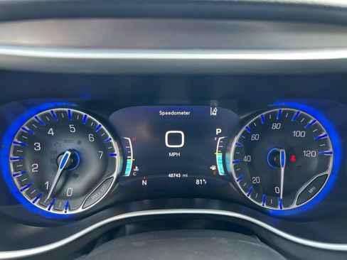 Used 2024 Chrysler Pacifica Touring-L FWD image 33