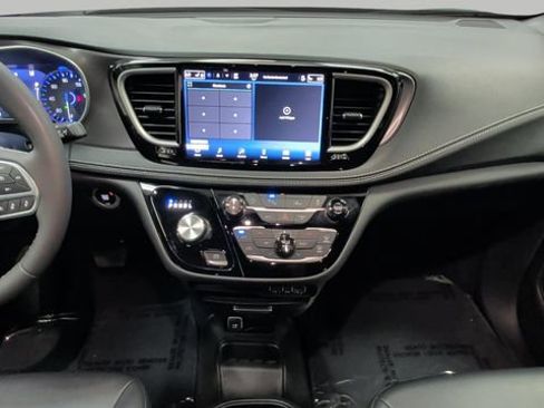 Used 2025 Chrysler Pacifica Select FWD image 11