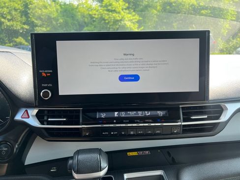 Used 2025 Toyota Sienna XLE FWD image 21