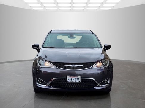 Used 2018 Chrysler Pacifica Touring Plus FWD image 2