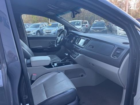 Used 2017 Kia Sedona SX image 10