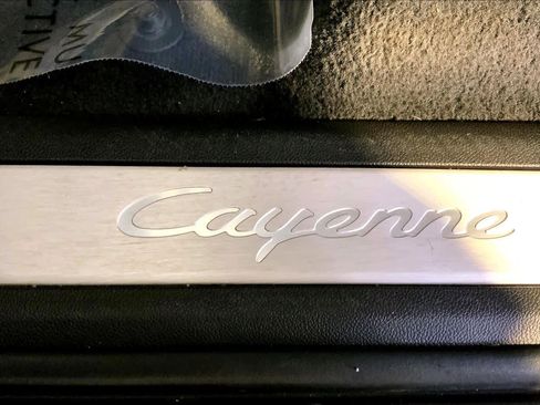 Used 2022 Porsche Cayenne w/ Premium Package image 19
