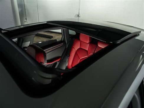 Certified 2025 Porsche Macan AWD/4WD image 17