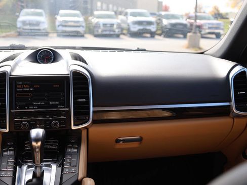 Used 2015 Porsche Cayenne S image 23