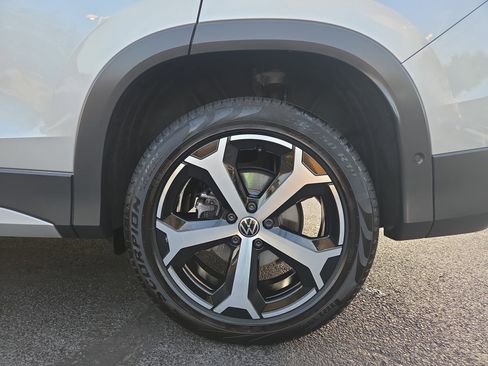 Certified 2025 Volkswagen Tiguan SE image 11