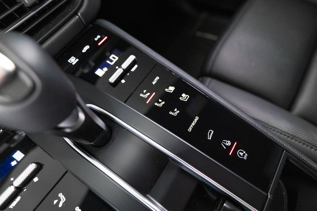 Certified 2026 Porsche Macan AWD/4WD image 26