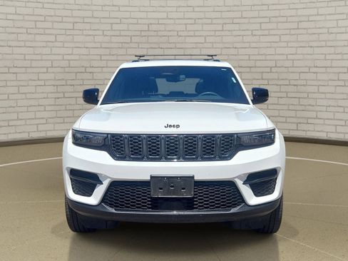 Used 2023 Jeep Grand Cherokee Altitude AWD/4WD image 2