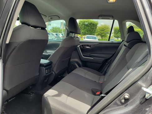 Used 2020 Toyota RAV4 XLE FWD image 19