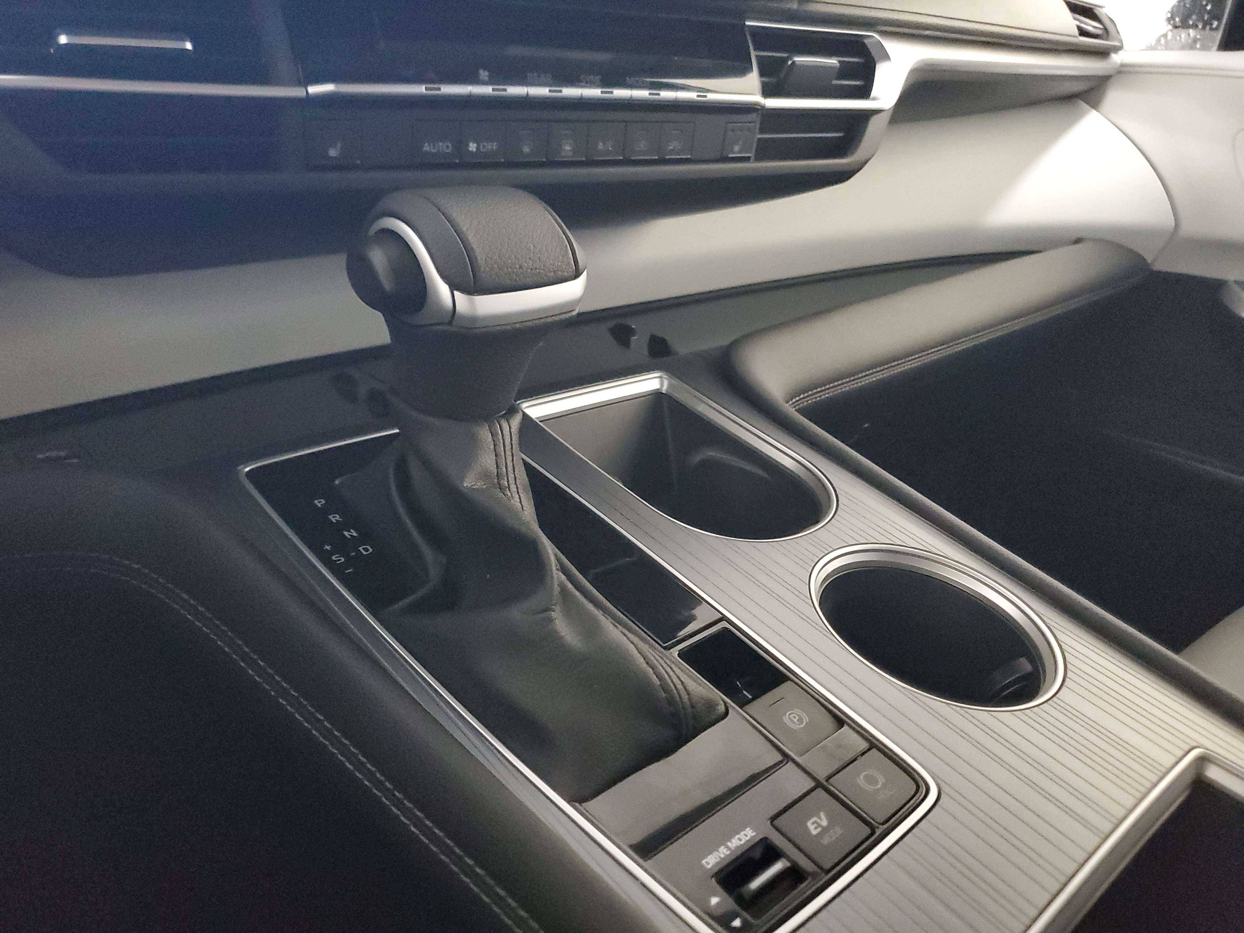 Certified 2025 Toyota Sienna XLE FWD image 34