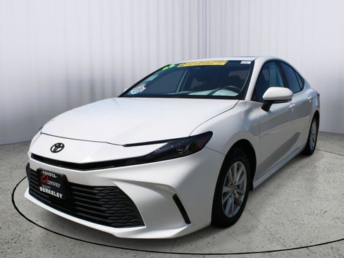 Used 2025 Toyota Camry LE AWD/4WD image 4