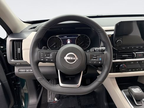 Used 2025 Nissan Pathfinder SL AWD/4WD image 12