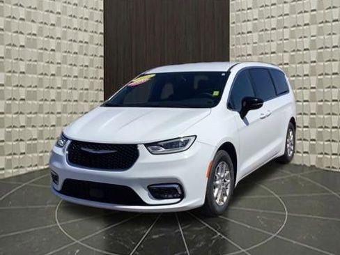 Certified 2025 Chrysler Pacifica Select FWD image 11