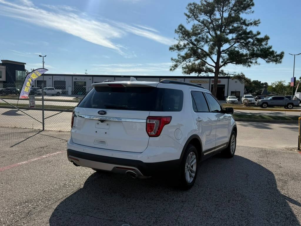 Used 2017 Ford Explorer XLT w/ Equipment Group 201A FWD image 13