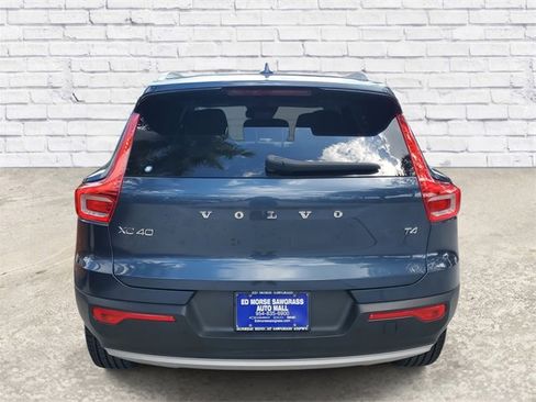 Used 2021 Volvo XC40 T4 Momentum w/ Premium Package image 3