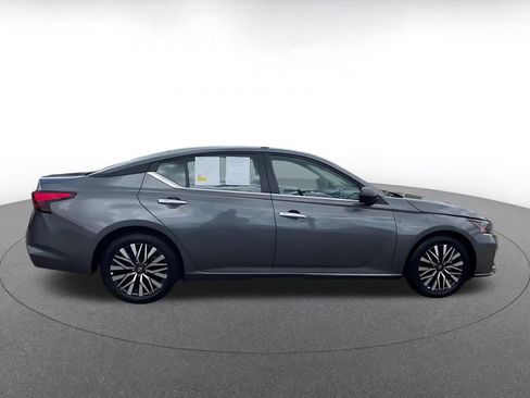 Used 2025 Nissan Altima 2.5 SV FWD image 16