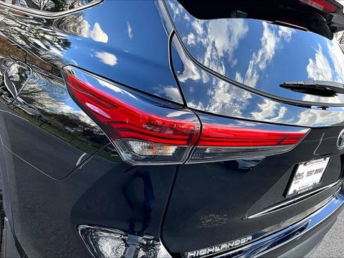Used 2021 Toyota Highlander LE image 29