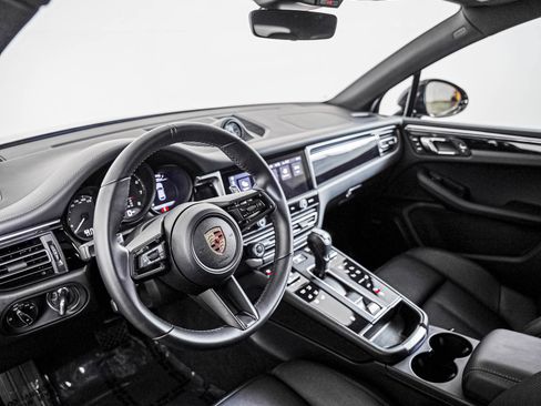 Certified 2026 Porsche Macan AWD/4WD image 4