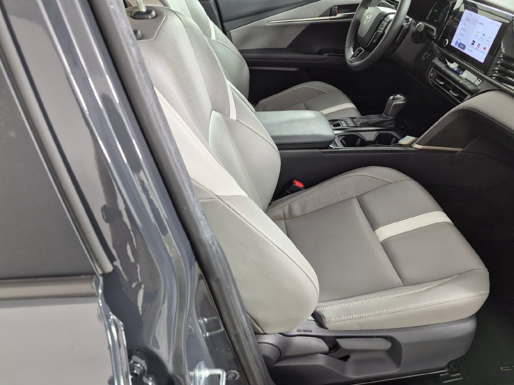 Used 2025 Toyota Camry SE FWD image 28