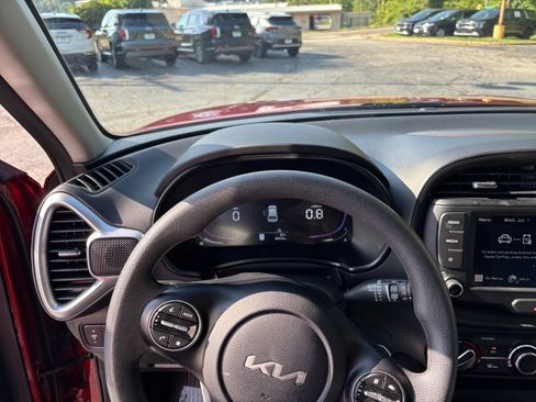 Used 2025 Kia Soul LX w/ LX Technology Package FWD image 29
