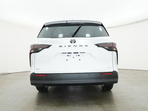 New 2026 Toyota Sienna XLE FWD image 18