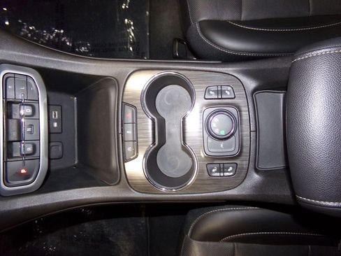 Used 2023 GMC Acadia SLT image 21