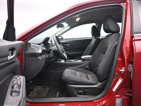 Used 2025 Nissan Altima 2.5 SV FWD image 21