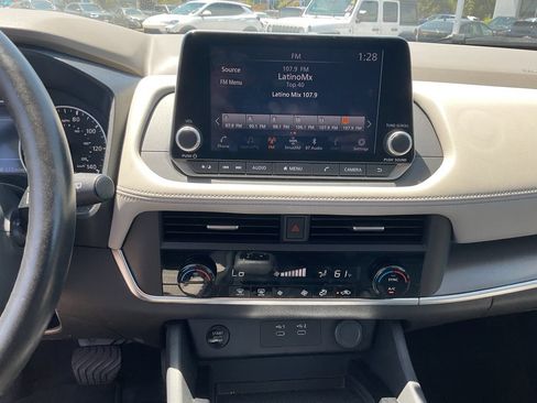 Used 2025 Nissan Rogue SV FWD image 18