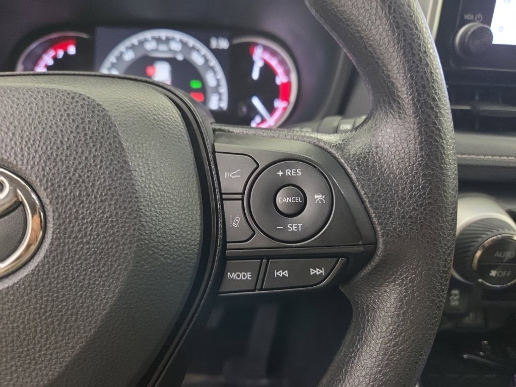 Used 2025 Toyota RAV4 XLE AWD/4WD image 31