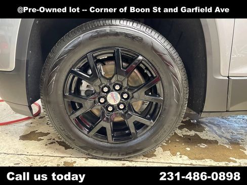 Used 2023 GMC Acadia SLT w/ Preferred Package FWD image 11