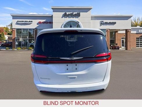 Certified 2024 Chrysler Pacifica Touring-L FWD image 6