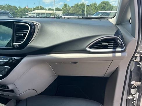Used 2024 Chrysler Pacifica Touring-L FWD image 13