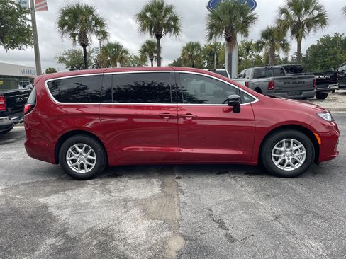 New 2026 Chrysler Pacifica Select image 8