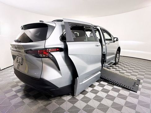 Used 2025 Toyota Sienna XLE w/ XLE Plus Package image 22