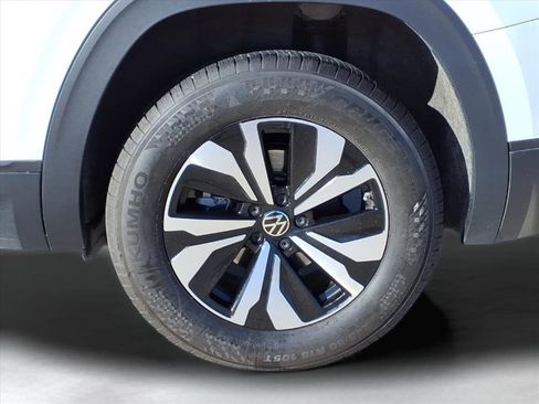 Used 2024 Volkswagen Atlas SE image 3