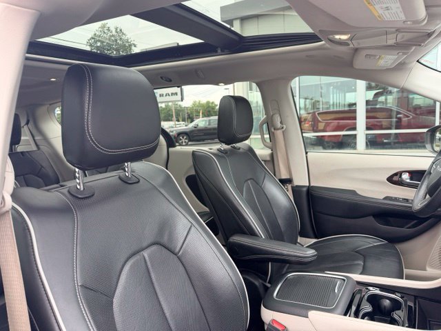 Used 2022 Chrysler Pacifica Limited w/ Uconnect Theater Family Group AWD/4WD image 4