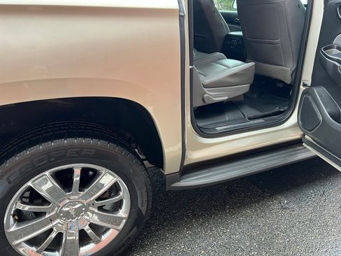 Used 2016 Chevrolet Suburban LT image 16