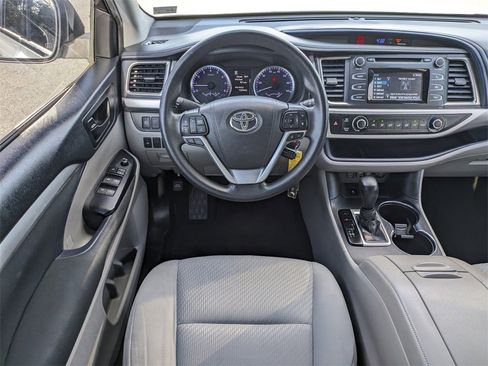 Used 2019 Toyota Highlander LE image 16