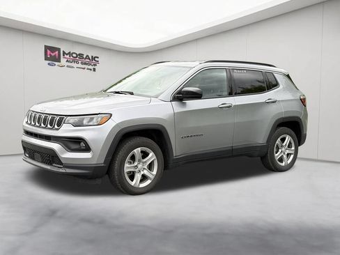 Used 2024 Jeep Compass Latitude AWD/4WD image 4