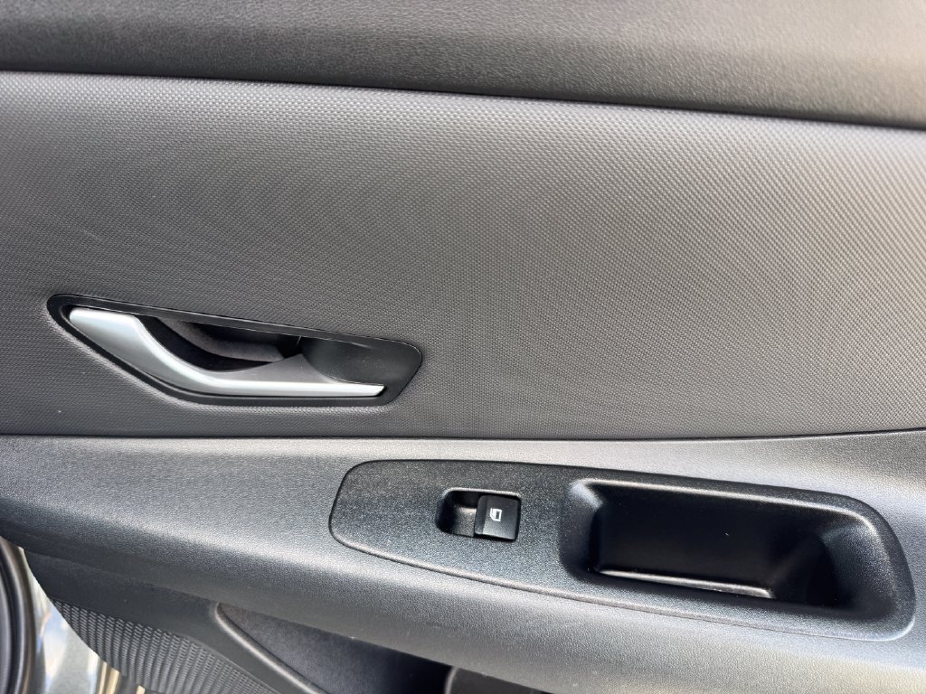 Certified 2025 Hyundai Elantra SEL FWD image 15