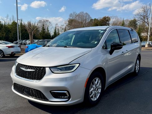 Used 2024 Chrysler Pacifica Touring-L image 2