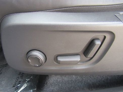 Used 2022 Volvo XC40 P8 Recharge Plus image 16