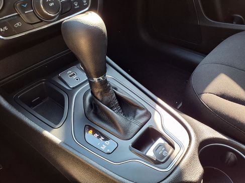 Used 2019 Jeep Cherokee Latitude w/ Popular Appearance Group image 12