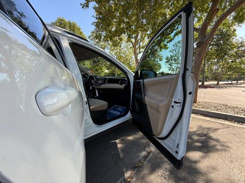 Used 2013 Toyota RAV4 LE AWD/4WD image 19