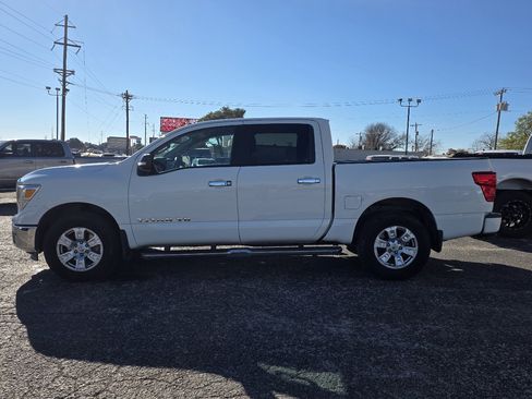 Used 2019 Nissan Titan SV w/ SV Convenience Package image 4