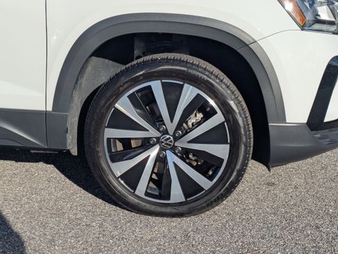 Used 2024 Volkswagen Taos SE w/ MDO Package image 11