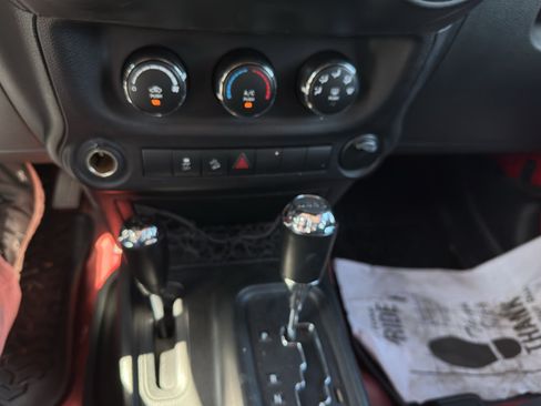 Used 2018 Jeep Wrangler Sport w/ Connectivity Group AWD/4WD image 15
